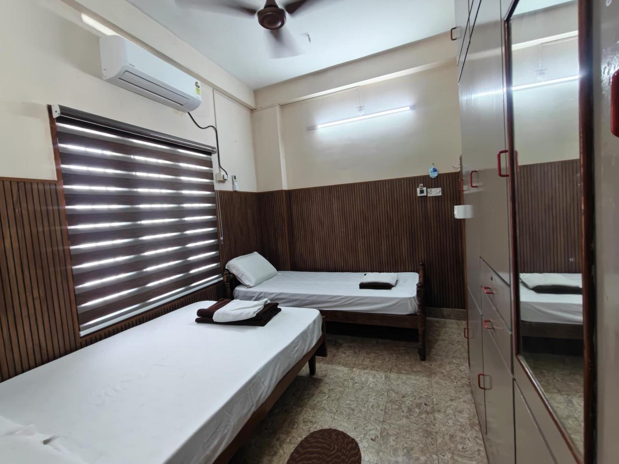 Deluxe Room (2 Adults + 1 Child)